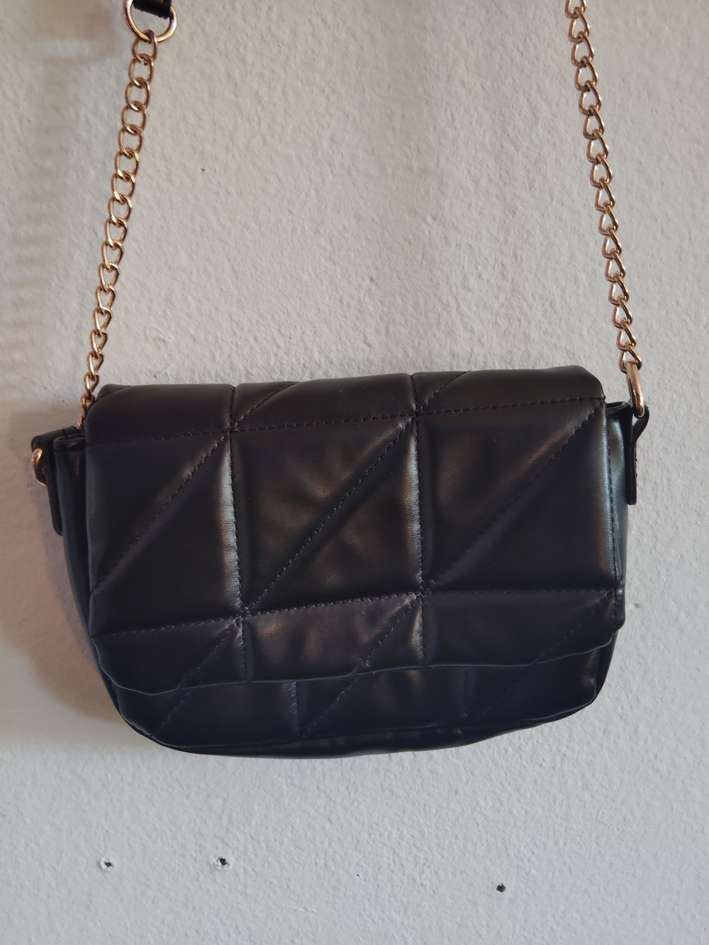Forever 21 Black Quilted Crossbody Bag with Gold Chain Strap